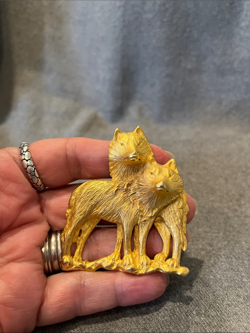 Goldtone JJ Wolf Pair Brooch - Picture 6 of 6